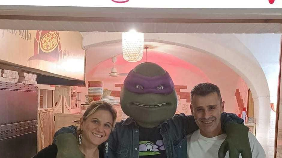 Iniziativa benefica porta pizza e divertimento ai bambini dell'ospedale Santa Chiara grazie a Tiziana Arnone e alla pizzeria "Le Giare". Tartarughe Ninja e Spiderman tra i protagonisti. Iniziativa benefica porta pizza e divertimento ai bambini dell'ospedale Santa Chiara grazie a Tiziana Arnone e alla pizzeria "Le Giare". Tartarughe Ninja e Spiderman tra i protagonisti.