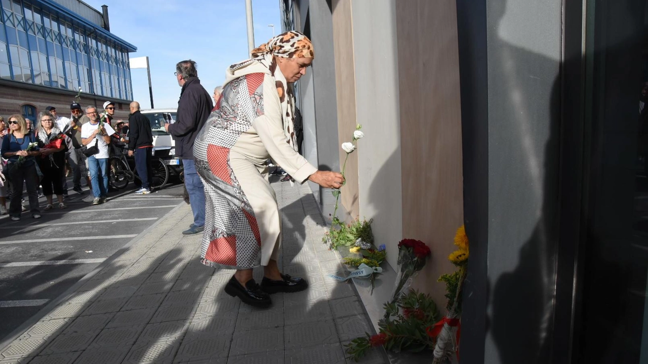 Una donna della comunità marocchina deposita un fiore dove è morto Nouridine Una donna della comunità marocchina deposita un fiore dove è morto Nouridine