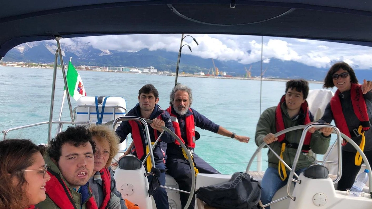 Un momento della prima giornata in barca a vela per i ragazzi dell’Autismo Apuania Un momento della prima giornata in barca a vela per i ragazzi dell’Autismo Apuania