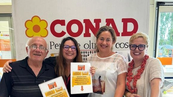 L’assessora al sociale Alberta Puccetti al punto vendita della Conad dove è stato piazzato il carrello per i bisognosi L’assessora al sociale Alberta Puccetti al punto vendita della Conad dove è stato piazzato il carrello per i bisognosi