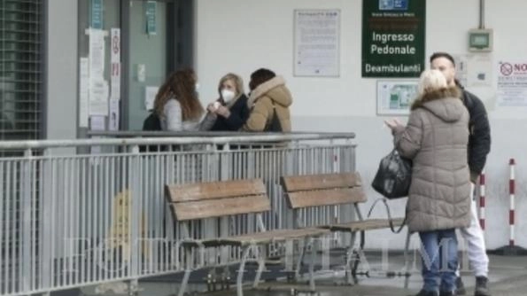 L’ingresso del pronto soccorso Ancora troppe persone si rivolgono direttamente al servizio di prima assistenza L’ingresso del pronto soccorso Ancora troppe persone si rivolgono direttamente al servizio di prima assistenza