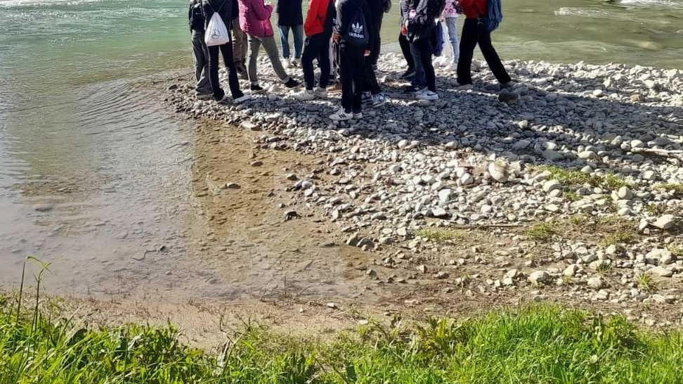 Studenti delle medie sul fiume Pesa