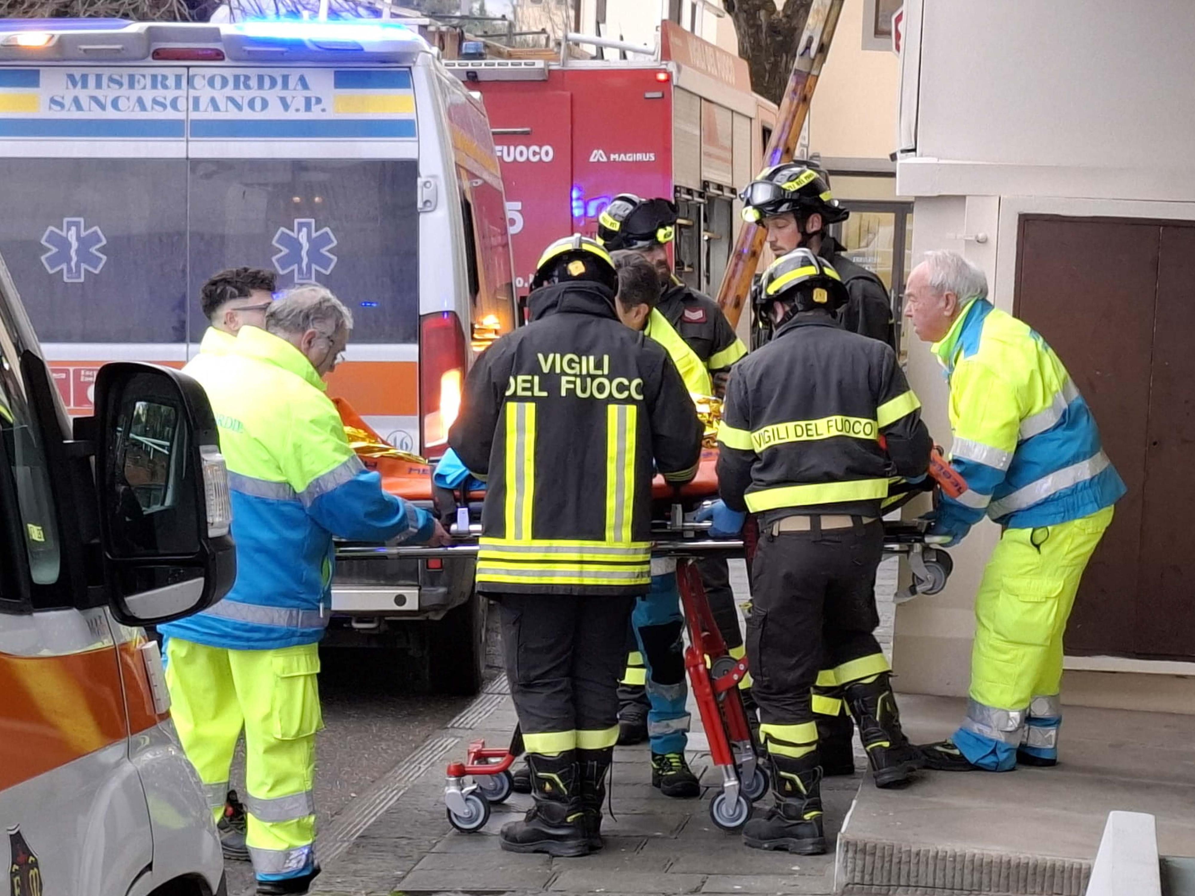 Incendio nella camera da letto. Nonna salvata dal nipote Incendio nella camera da letto. Nonna salvata dal nipote