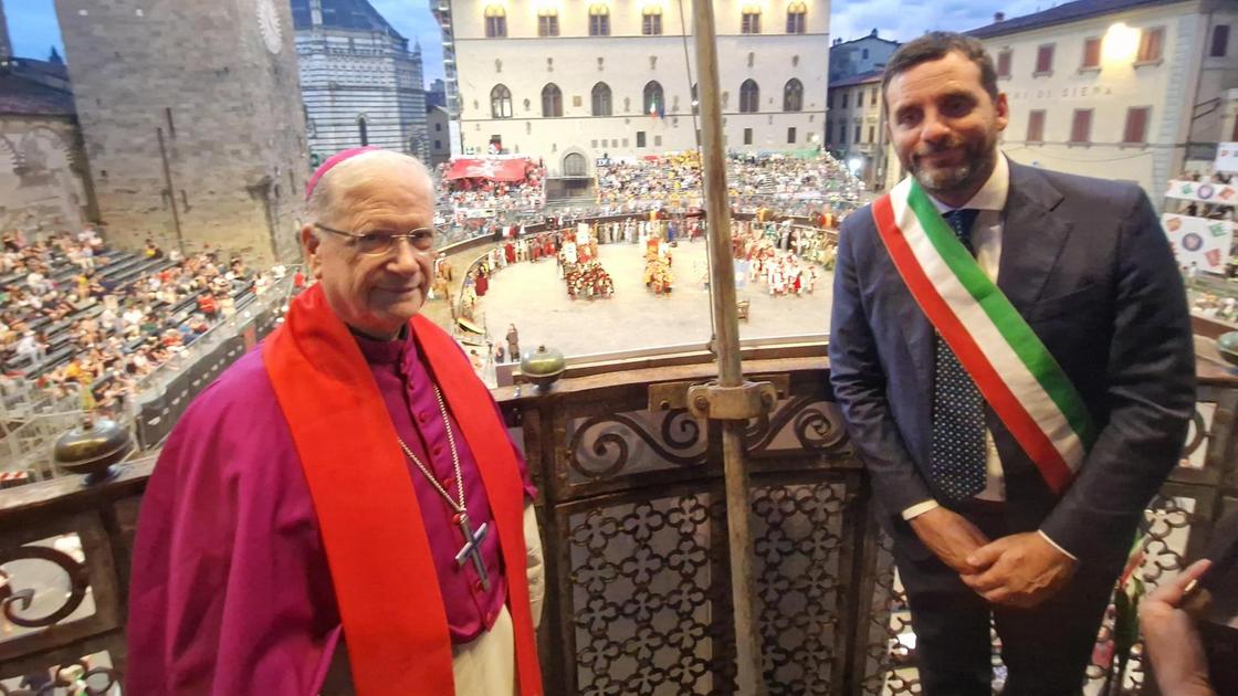 Fede, riti e... politica. Giani sfila con Tomasi. La città vestita a festa. Applausi per le sfilate Fede, riti e... politica. Giani sfila con Tomasi. La città vestita a festa. Applausi per le sfilate