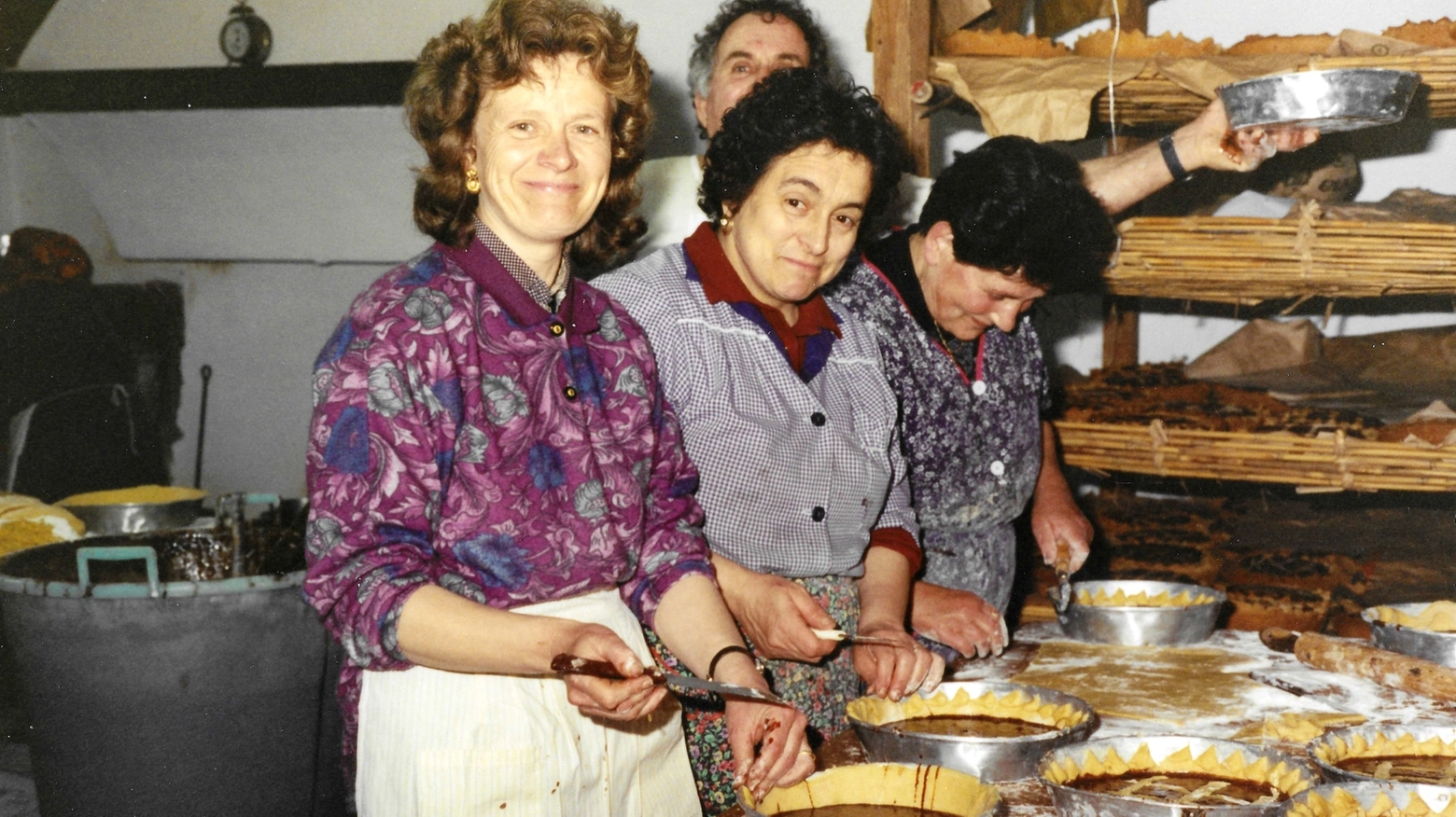  La preparazione della torta (foto dell'associazione Pont'A Serchio)