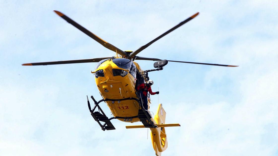 Colpito da un fulmine sulla spiaggia, il cuore si ferma. Rianimato e soccorso con l’elicottero Colpito da un fulmine sulla spiaggia, il cuore si ferma. Rianimato e soccorso con l’elicottero