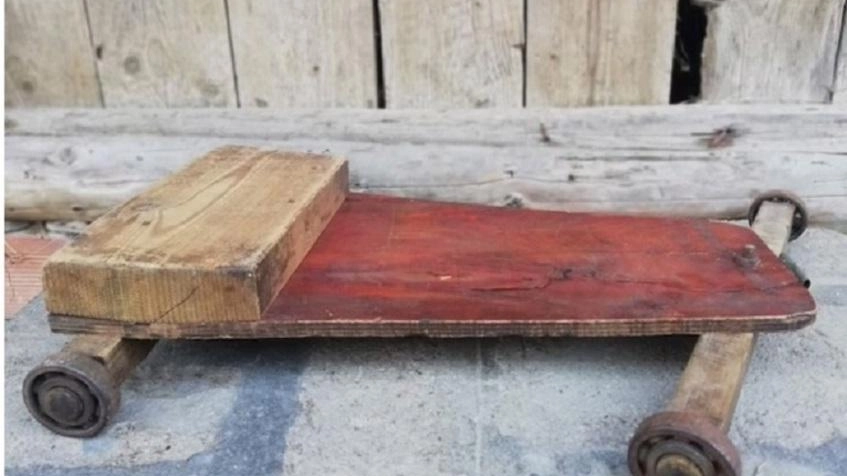 Il carretto di un nonno costruito all’epoca con materiali “di riciclo“ Il carretto di un nonno costruito all’epoca con materiali “di riciclo“