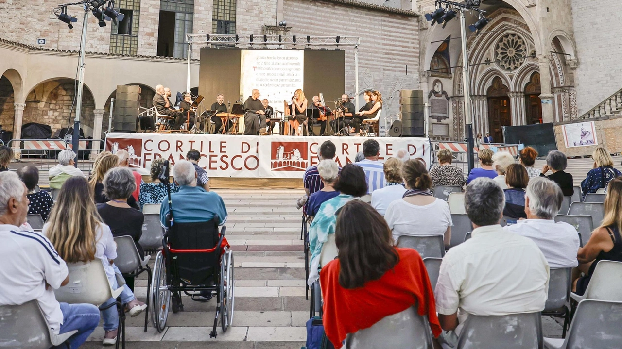 Il Cortile di Francesco ad Assisi, ispirato da Alessandro Baricco, inaugura la decima edizione con il tema "CorporalMente". Eventi culturali e spettacoli celebrano il centenario francescano, con appuntamenti fino al 12 settembre.