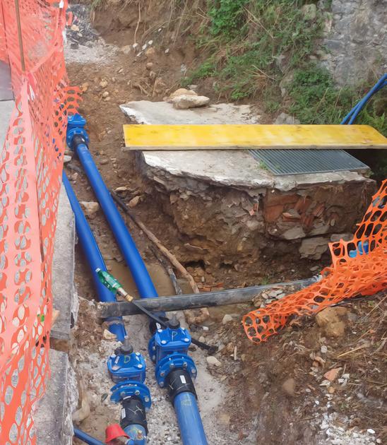 https://www.lanazione.it/image-service/view/acePublic/alias/contentid/ZGU1ZjQzMzUtMWY1YS00/0/una-voragine-in-strada-da-mesi-per-i-lavori.jpeg?f=1.90:1&h=630