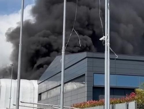 massa violento incendio in un capannone colonna di fumo nero sulla città