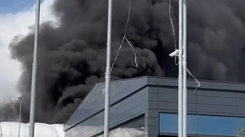 Il fumo nero che si è levato dal capannone e che è stato chiaramente visto da lontano sia a Massa che a Carrara Il fumo nero che si è levato dal capannone e che è stato chiaramente visto da lontano sia a Massa che a Carrara