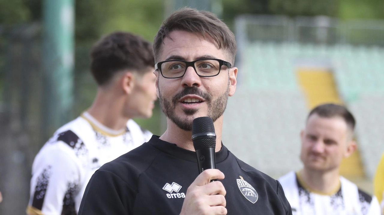 La società per il momento non interviene, intanto va avanti il mercato e la squadra da ieri è regolarmente in ritiro. A maggio Giacomini ha confermato di voler restare. La società per il momento non interviene, intanto va avanti il mercato e la squadra da ieri è regolarmente in ritiro. A maggio Giacomini ha confermato di voler restare.