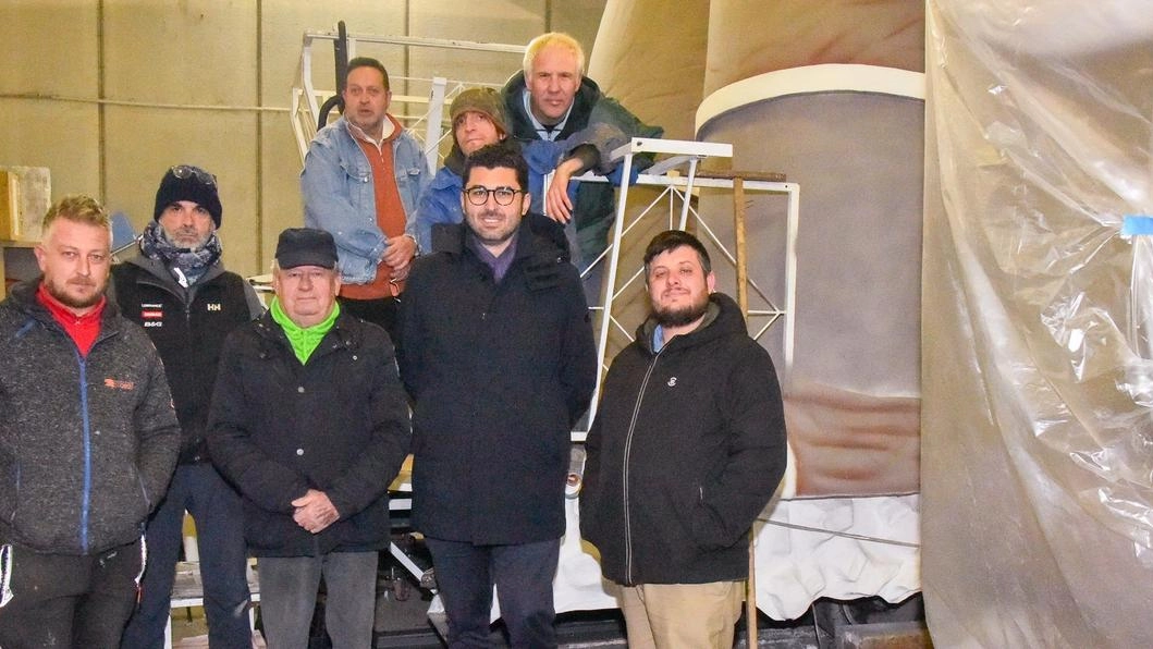 Il gruppo biancorosso ha scelto una forma di elefante fantastico che simboleggia forza e coraggio. Il presidente Frosi: "Nella mascherata a terra un esercito di guerrieri a difesa dell’animale". Il gruppo biancorosso ha scelto una forma di elefante fantastico che simboleggia forza e coraggio. Il presidente Frosi: "Nella mascherata a terra un esercito di guerrieri a difesa dell’animale".