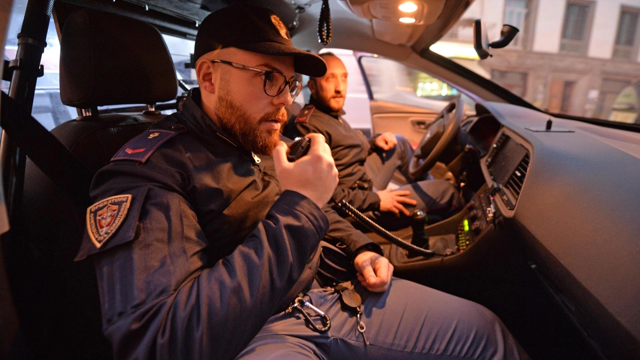 Sono in corso le indagini della Polizia di Stato dopo un grave episodio di vandalismo che ha colpito un popolare... Sono in corso le indagini della Polizia di Stato dopo un grave episodio di vandalismo che ha colpito un popolare...