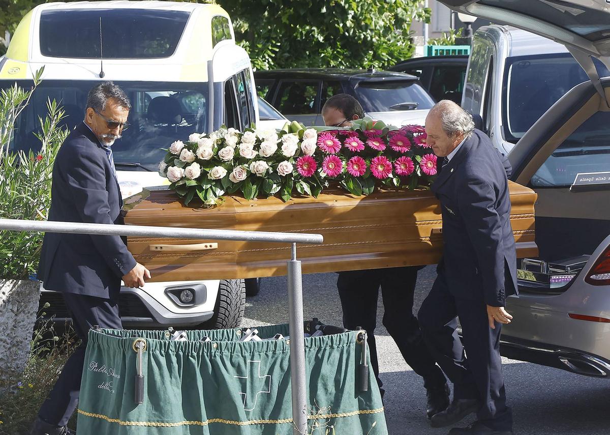 "Sei nel cuore, addio mamma". Lo straziante saluto a Tiziana dei figli e amici di Ceparana "Sei nel cuore, addio mamma". Lo straziante saluto a Tiziana dei figli e amici di Ceparana