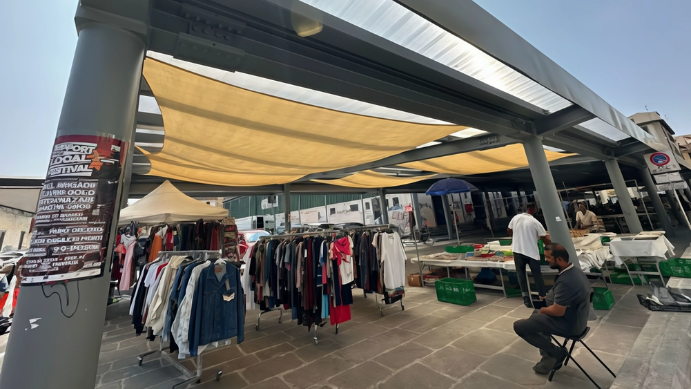 "Sotto quella tettoia ci sono 7 gradi in più". È la nuova emergenza del mercato di Sant’Ambrogio, dove la tanto... "Sotto quella tettoia ci sono 7 gradi in più". È la nuova emergenza del mercato di Sant’Ambrogio, dove la tanto...