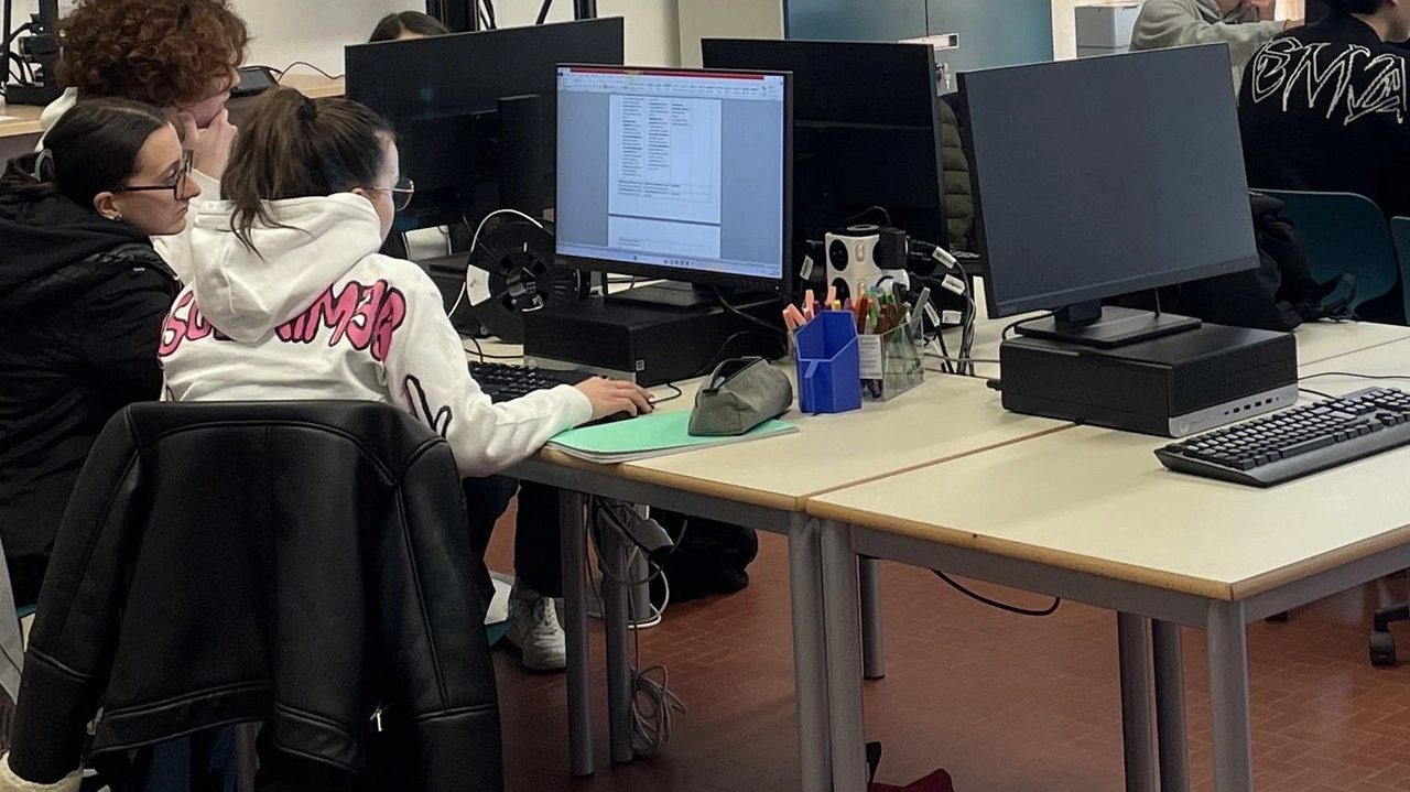 Un momento del progetto dell’Inail. all’interno della scuola che ha coinvolto i ragazzi dello ’Zaccagna-Galilei’ Un momento del progetto dell’Inail. all’interno della scuola che ha coinvolto i ragazzi dello ’Zaccagna-Galilei’