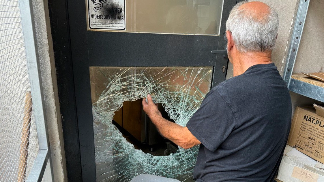 Il fabbro chiamato dai titolari per sostituire la vetrata danneggiata Il fabbro chiamato dai titolari per sostituire la vetrata danneggiata
