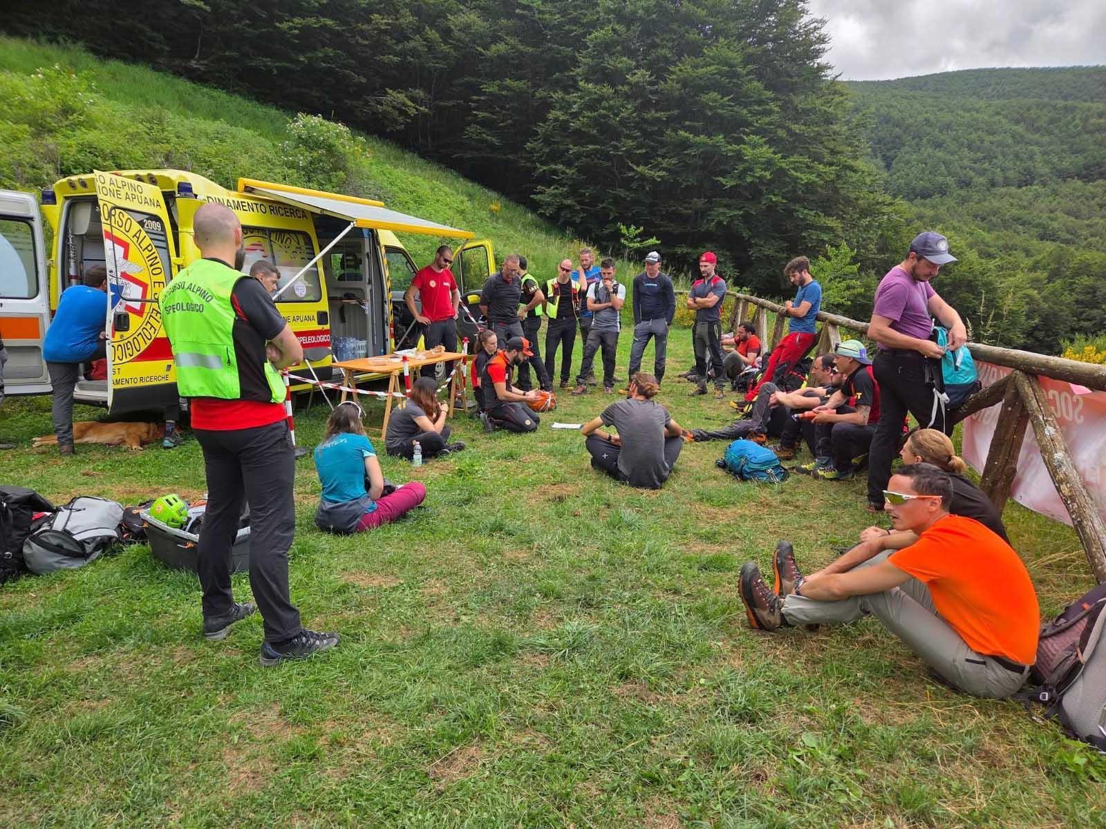 "Sicuri in montagna". Due giorni di formazione con il Soccorso Alpino "Sicuri in montagna". Due giorni di formazione con il Soccorso Alpino