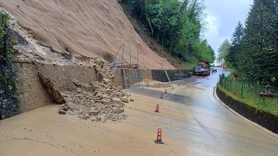 Maltempo frane da Lanazione.it maltempo e frane chiusa la statale 66 tra mammiano e la lima