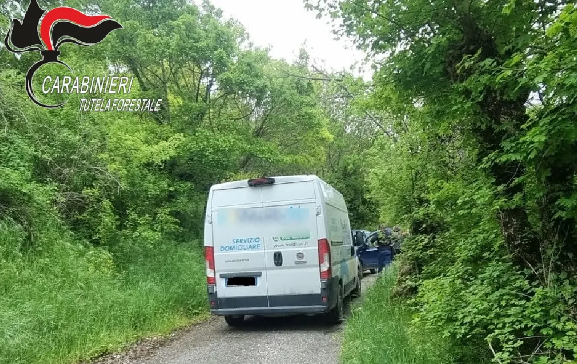 Furgone per il trasporto farmaci bloccato. Arriva la Forestale e consegna l’ossigeno