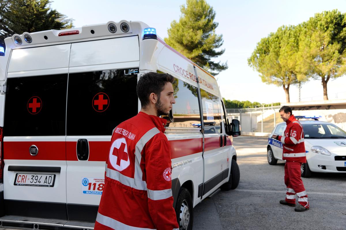 Baby gang, follia alla fermata. Cercano di bloccare la tramvia poi aggrediscono un ragazzino Baby gang, follia alla fermata. Cercano di bloccare la tramvia poi aggrediscono un ragazzino