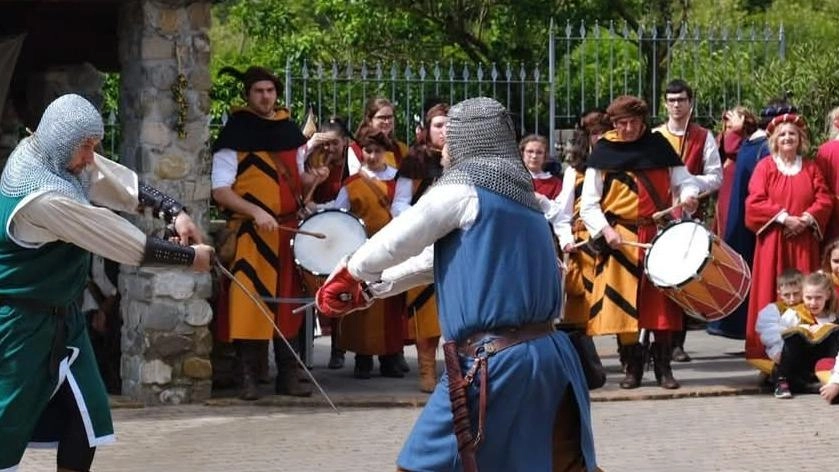Grande affluenza al Capodanno Toscano di Corneda, piccolo borgo del Comune di Tresana. Tra armigeri, arcieri, musici e sbandieratori. Nelle... Grande affluenza al Capodanno Toscano di Corneda, piccolo borgo del Comune di Tresana. Tra armigeri, arcieri, musici e sbandieratori. Nelle...