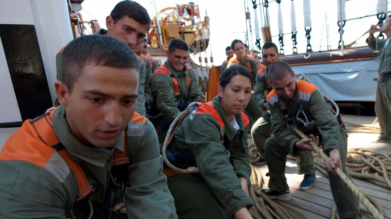 Militari al lavoro su Nave Vespucci (immagine di archivio). Il veliero sarà di ritorno dal tour mondiale nella prima mattinata di lunedì Militari al lavoro su Nave Vespucci (immagine di archivio). Il veliero sarà di ritorno dal tour mondiale nella prima mattinata di lunedì