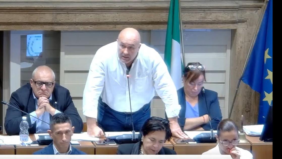 Bandecchi, le offese del sindaco alla consigliera: “La sua voce fa più schifo del solito” Bandecchi, le offese del sindaco alla consigliera: “La sua voce fa più schifo del solito”
