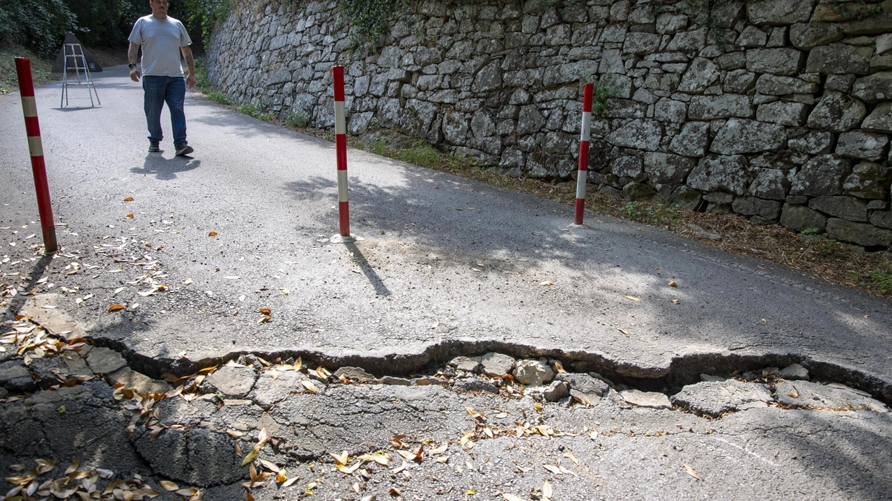 Transenne rimosse per transitare nella strada dissestata. Il vicesindaco: "I tempi di intervento saranno lunghi".