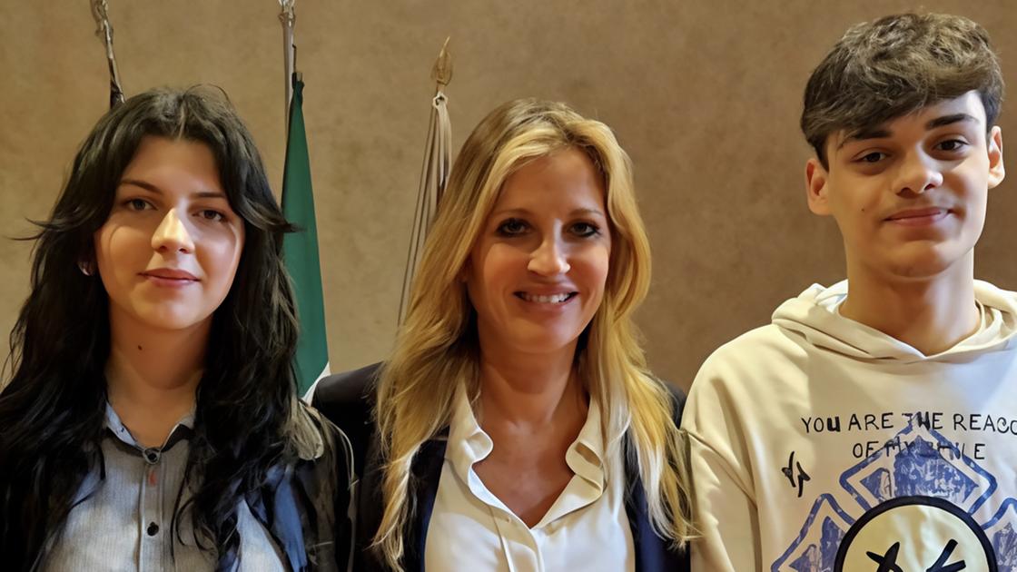 Dialogo tra istituzioni e ragazzi. Gli incontri tematici sotto il loggiato del Comune Dialogo tra istituzioni e ragazzi. Gli incontri tematici sotto il loggiato del Comune