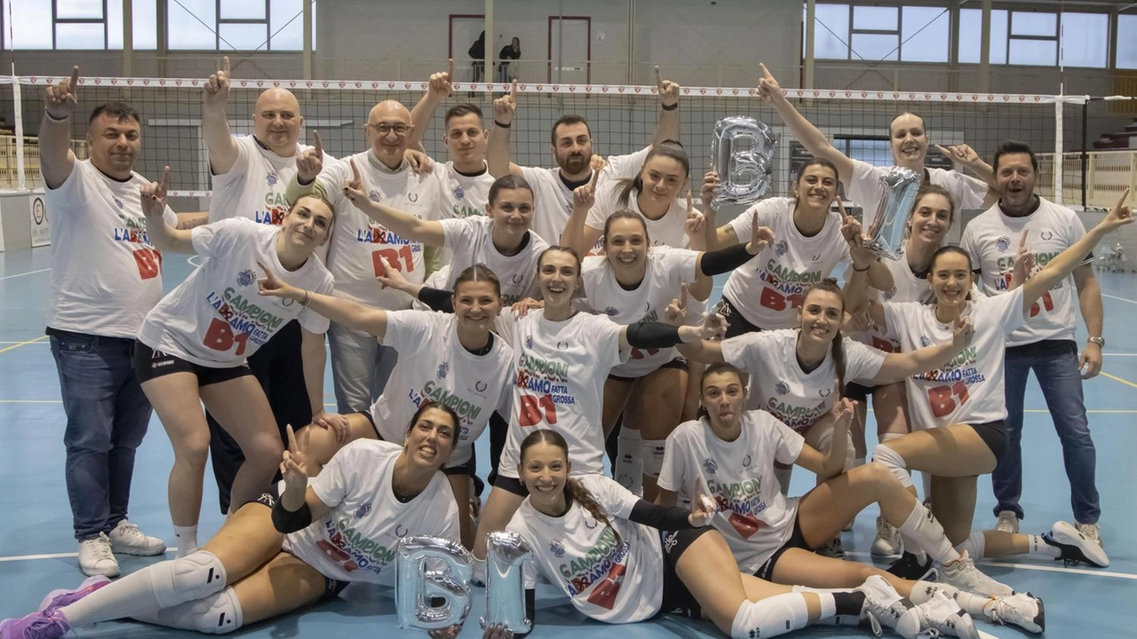 La squadra del presidente Miro Beqja festeggia la promozione in B1