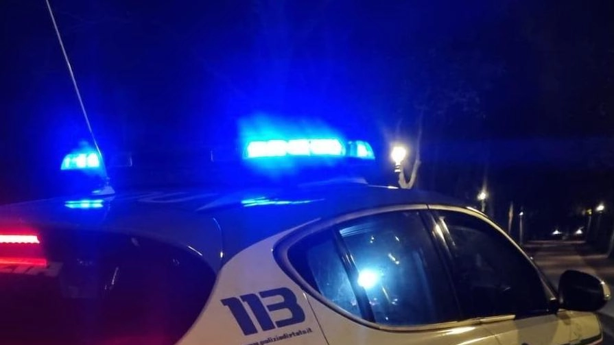 Una volante della Polizia in azione Arrestato per rapina un 47enne Una volante della Polizia in azione Arrestato per rapina un 47enne