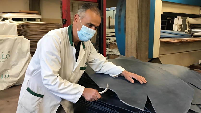 Nel consuntivo del primo semestre registrano un calo i settori della pelletteria e delle calzature. Diminuiscono la domanda e i consumi: il comparto dell’abbigliamento fa registrare un -4%. Nel consuntivo del primo semestre registrano un calo i settori della pelletteria e delle calzature. Diminuiscono la domanda e i consumi: il comparto dell’abbigliamento fa registrare un -4%.