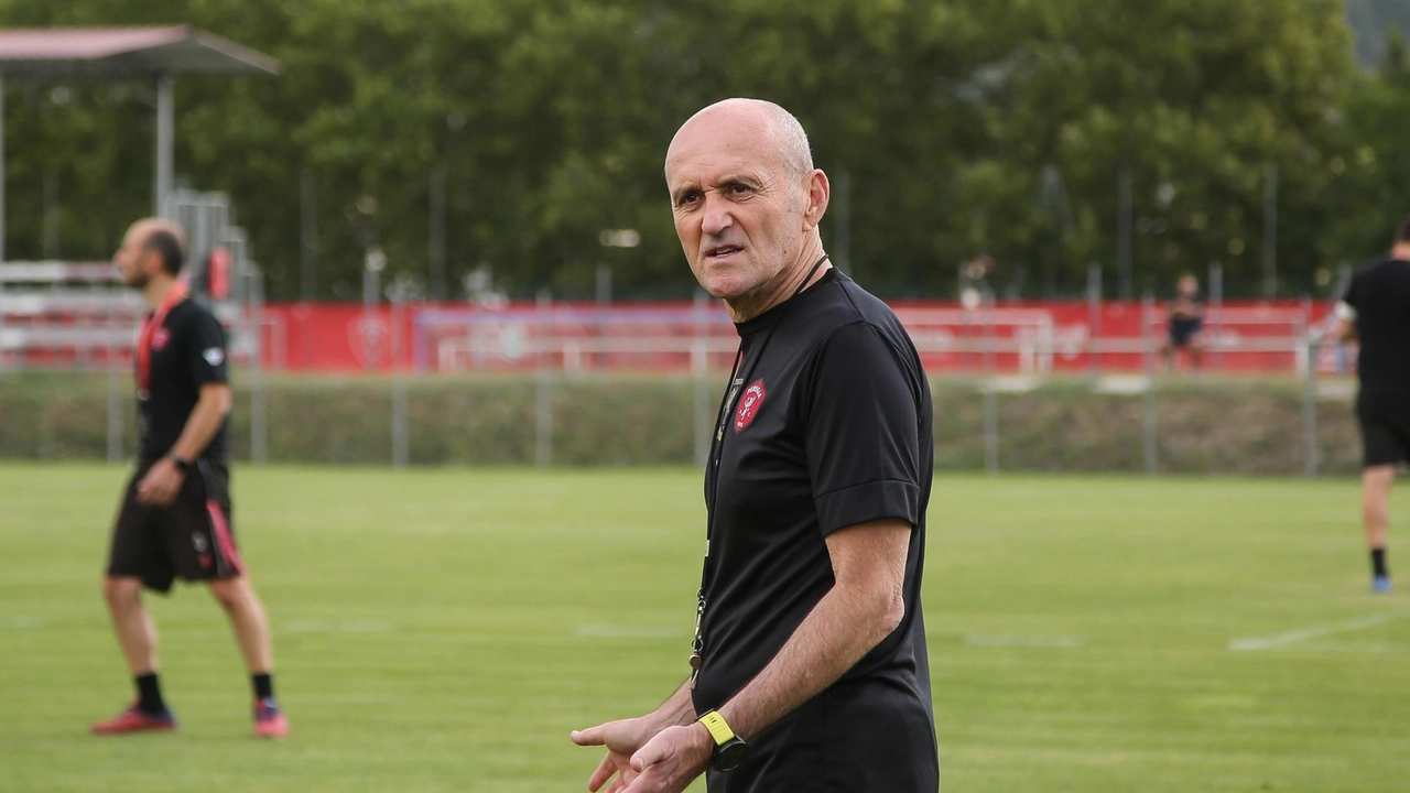 L’allenatore Cangelosi durante una seduta di allenamento