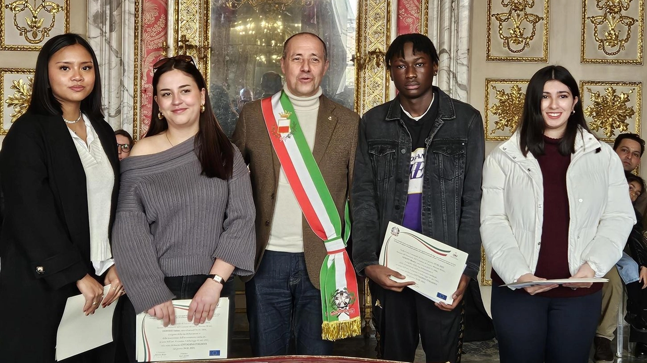 L’assessore ai servizi demografici Moreno Bruni durante le due cerimonie di conferimento della cittadinanza italiana L’assessore ai servizi demografici Moreno Bruni durante le due cerimonie di conferimento della cittadinanza italiana