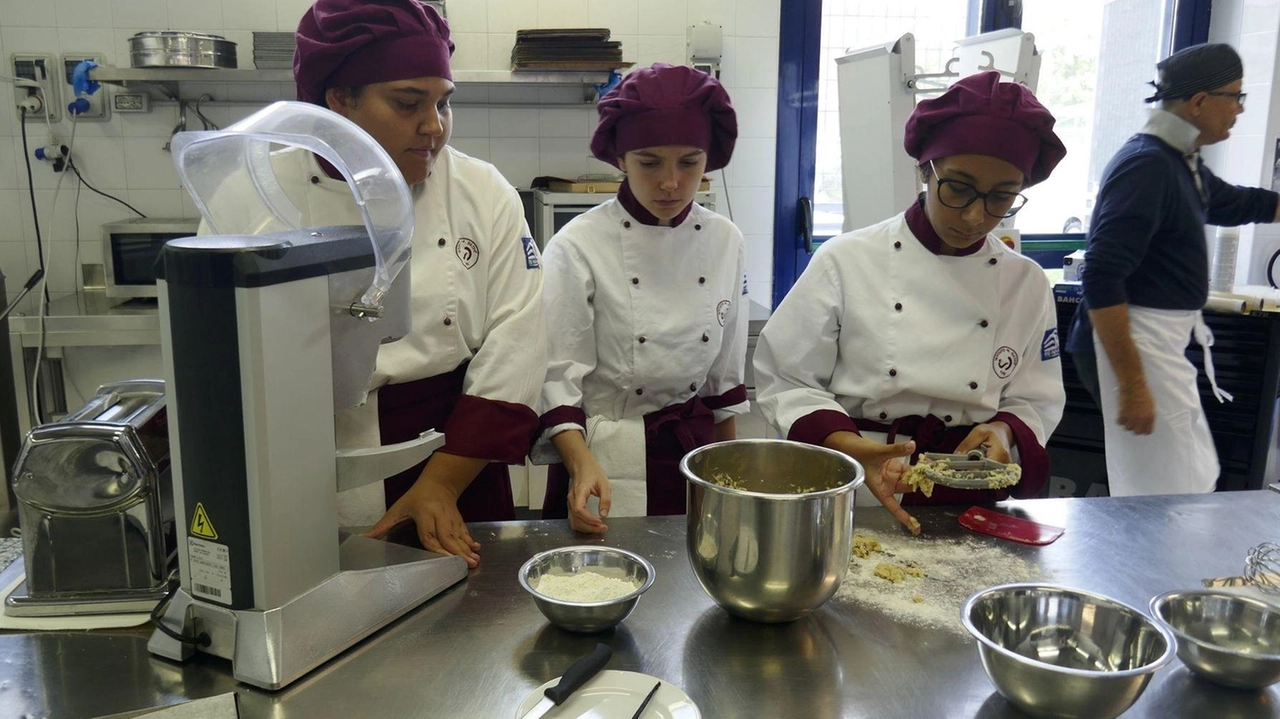 Uno dei laboratori di pasticceria all’istituto Datini.. Per la scuola sono dei fiori all’occhiello Foto Attalmi Uno dei laboratori di pasticceria all’istituto Datini.. Per la scuola sono dei fiori all’occhiello Foto Attalmi