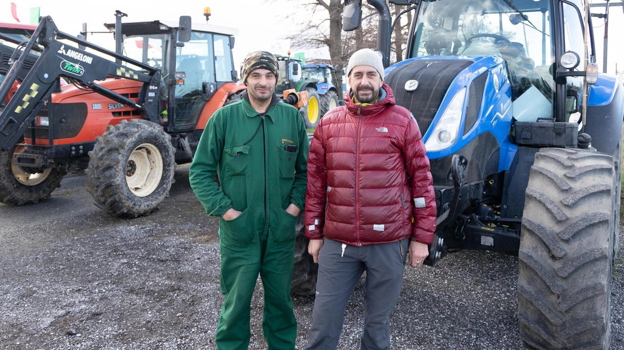 Il presidio degli agricoltori all’uscita del casello autostradale della Firenze-Mare a Migliarino Pisano che resta attivo in questi giorni Il presidio degli agricoltori all’uscita del casello autostradale della Firenze-Mare a Migliarino Pisano che resta attivo in questi giorni