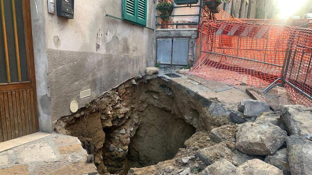 La voragine che si è aperta in via Garibaldi: sette appartamenti inagibili La voragine che si è aperta in via Garibaldi: sette appartamenti inagibili
