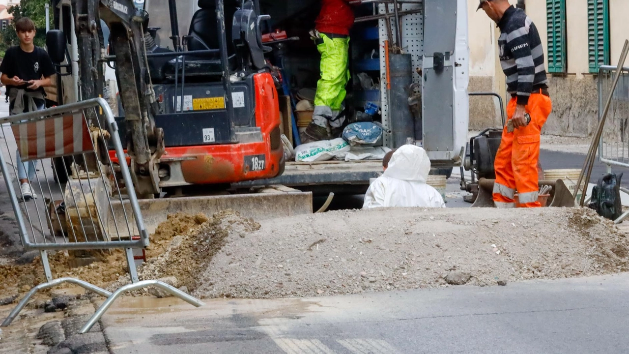 Operai al lavoro su un cantiere. Quello di piazza Boccaccio, meteo permettendo, dovrebbe concludersi a metà del prossimo mese Operai al lavoro su un cantiere. Quello di piazza Boccaccio, meteo permettendo, dovrebbe concludersi a metà del prossimo mese