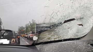 Barra di ferro piomba su un’auto: parabrezza distrutto, paura in Fi-Pi-Li
