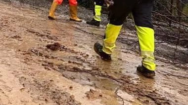 Il bilancio più pesante è per le frazioni di Vaglia e nella valle del Carzola. Gli smottamenti hanno tranciato i cavi dell’elettricità, Enel al lavoro. Una trentina gli evacuati. Il sindaco Triberti: "Siamo tagliati fuori". Il bilancio più pesante è per le frazioni di Vaglia e nella valle del Carzola. Gli smottamenti hanno tranciato i cavi dell’elettricità, Enel al lavoro. Una trentina gli evacuati. Il sindaco Triberti: "Siamo tagliati fuori".