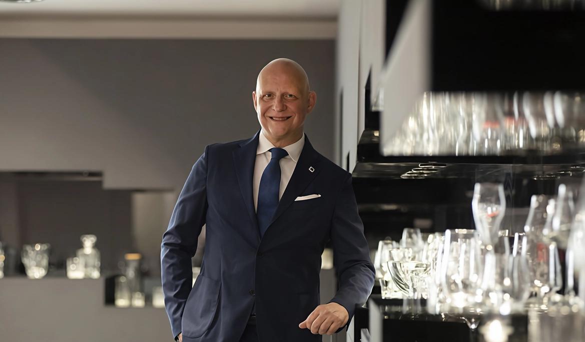 https://www.lanazione.it/image-service/view/acePublic/alias/contentid/ZGVjMzAzY2UtMmUwYy00/0/rcr-vola-al-theatre-du-renard-al-campionato-francese-di-cocktail.jpeg
