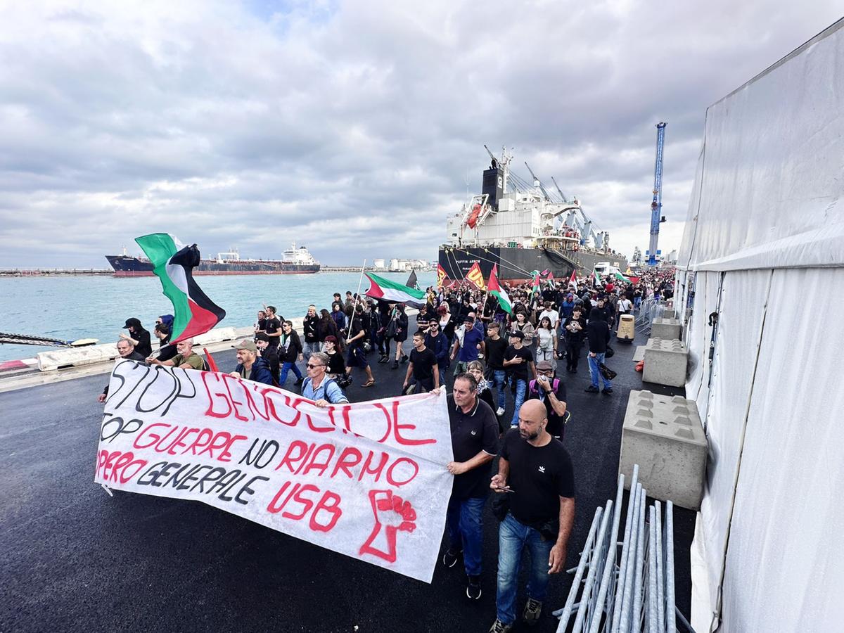 https://www.lanazione.it/image-service/view/acePublic/alias/contentid/ZGVjODExMTUtNzk1MC00/0/i-manifestanti-dentro-al-porto-di-livorno-foto-novi.jpeg?f=1.90:1&w=1200