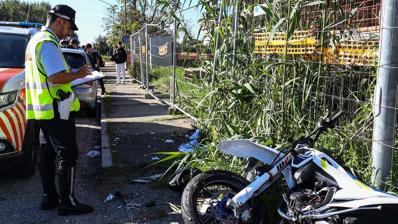 La moto di Prosperi riversa a terra (Foto Tommaso Gasperini/Germogli) La moto di Prosperi riversa a terra (Foto Tommaso Gasperini/Germogli)