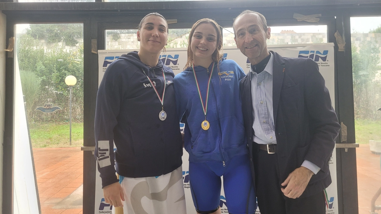 Giulia Meucci (centro) con la medaglia d'oro al collo Giulia Meucci (centro) con la medaglia d'oro al collo