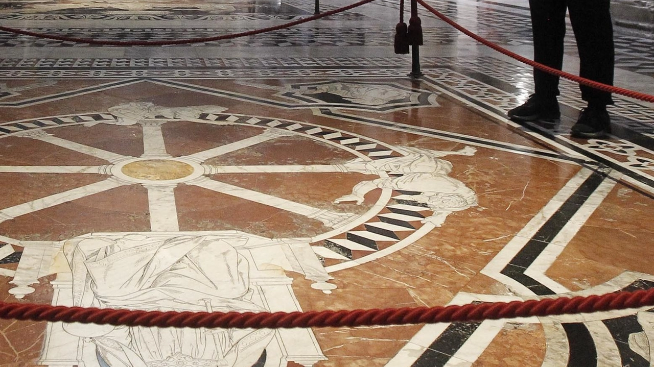 Torna la scopertura del pavimento dal 27 giugno. La prima volta della tarsia di Alessandro Franchi. Torna la scopertura del pavimento dal 27 giugno. La prima volta della tarsia di Alessandro Franchi.
