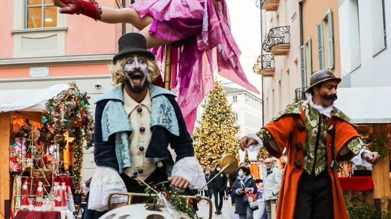Willy Wonka a bordo della ’Choco Car’ farà tappa oggi nel centro di Massa con lo spettacolo originale ’Chocoparade’ Willy Wonka a bordo della ’Choco Car’ farà tappa oggi nel centro di Massa con lo spettacolo originale ’Chocoparade’