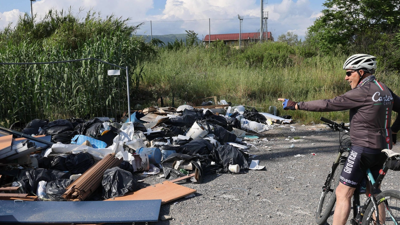Una discarica abusiva fuori città (. foto di archivio Una discarica abusiva fuori città (. foto di archivio
