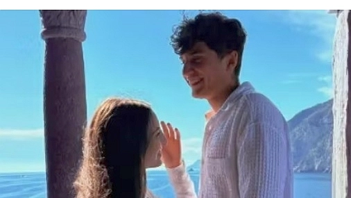 In migliaia alla fiaccolata. A sinistra, il sindaco con le due mamme (foto Pasquali) In migliaia alla fiaccolata. A sinistra, il sindaco con le due mamme (foto Pasquali)